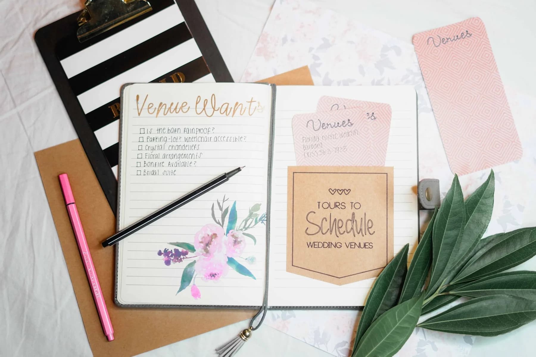 Planificador de boda abierto con checklist de espacios
