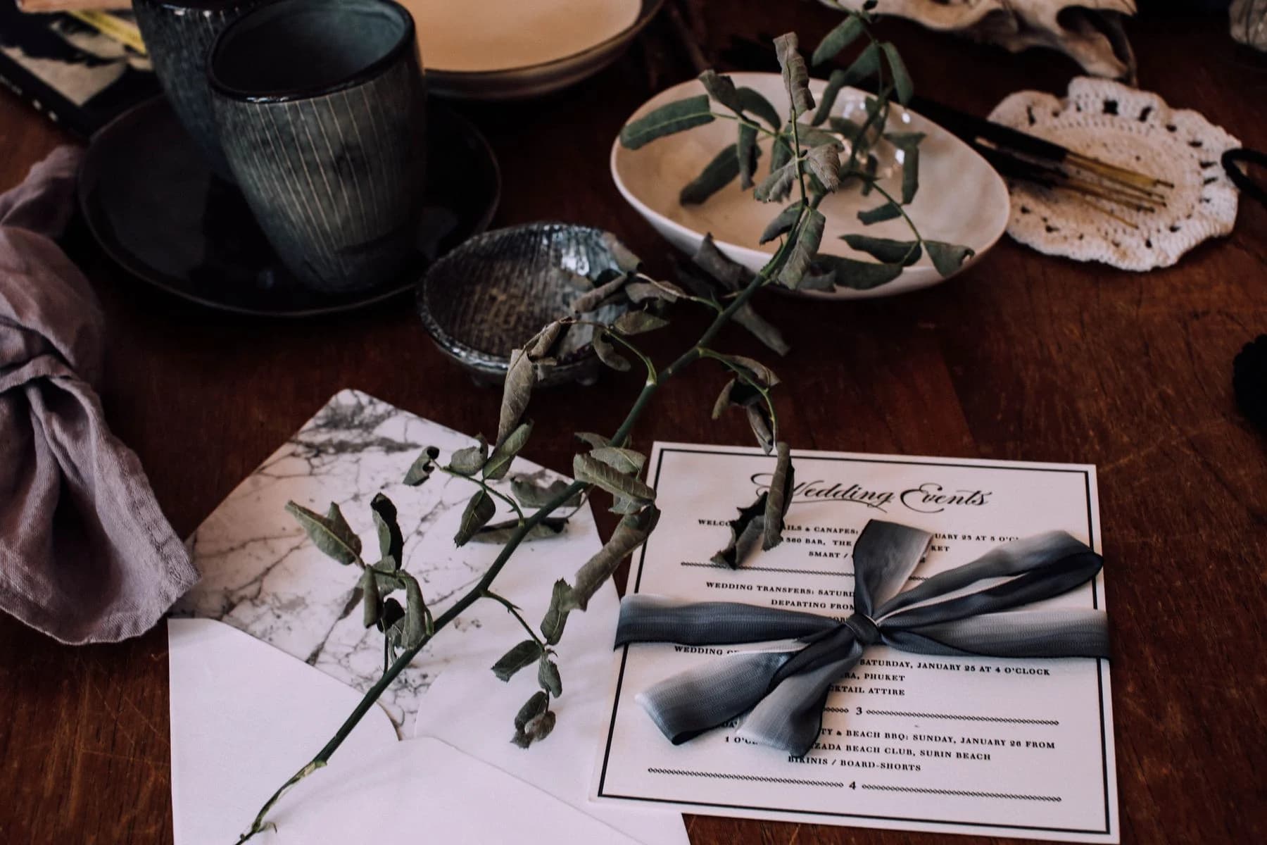 Tarjeta y sobre de boda elegantes sobre una mesa decorada